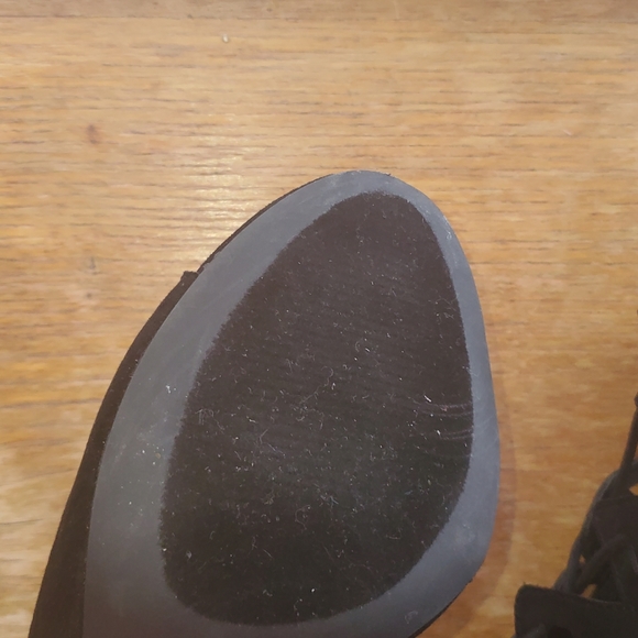 Shoe - Picture 4 of 6